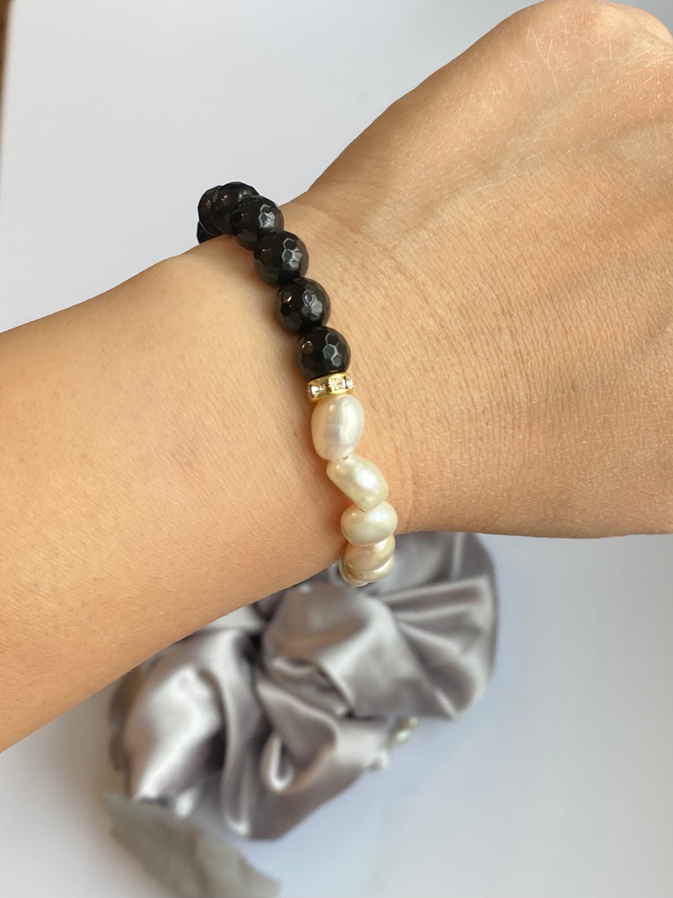 
                  
                    Onyx with Baroque Pearls Bracelets
                  
                